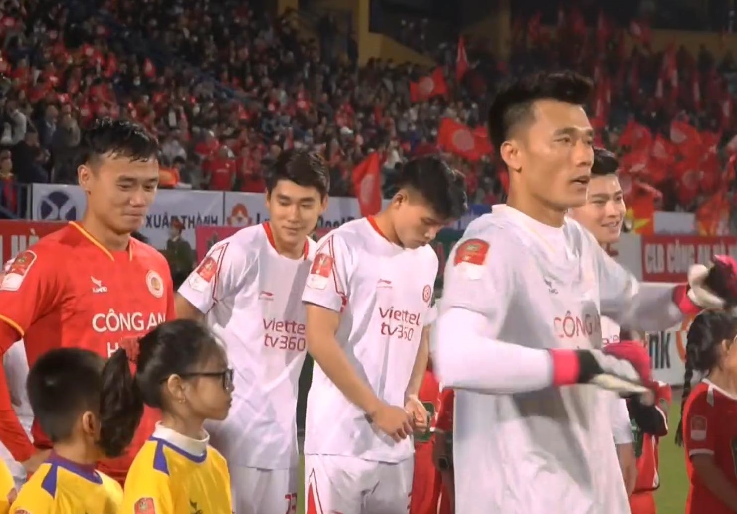 Bùi Tiến Dũng mặc áo đấu sai quy định, trận CAHN vs Viettel phải bắt đầu muộn 1