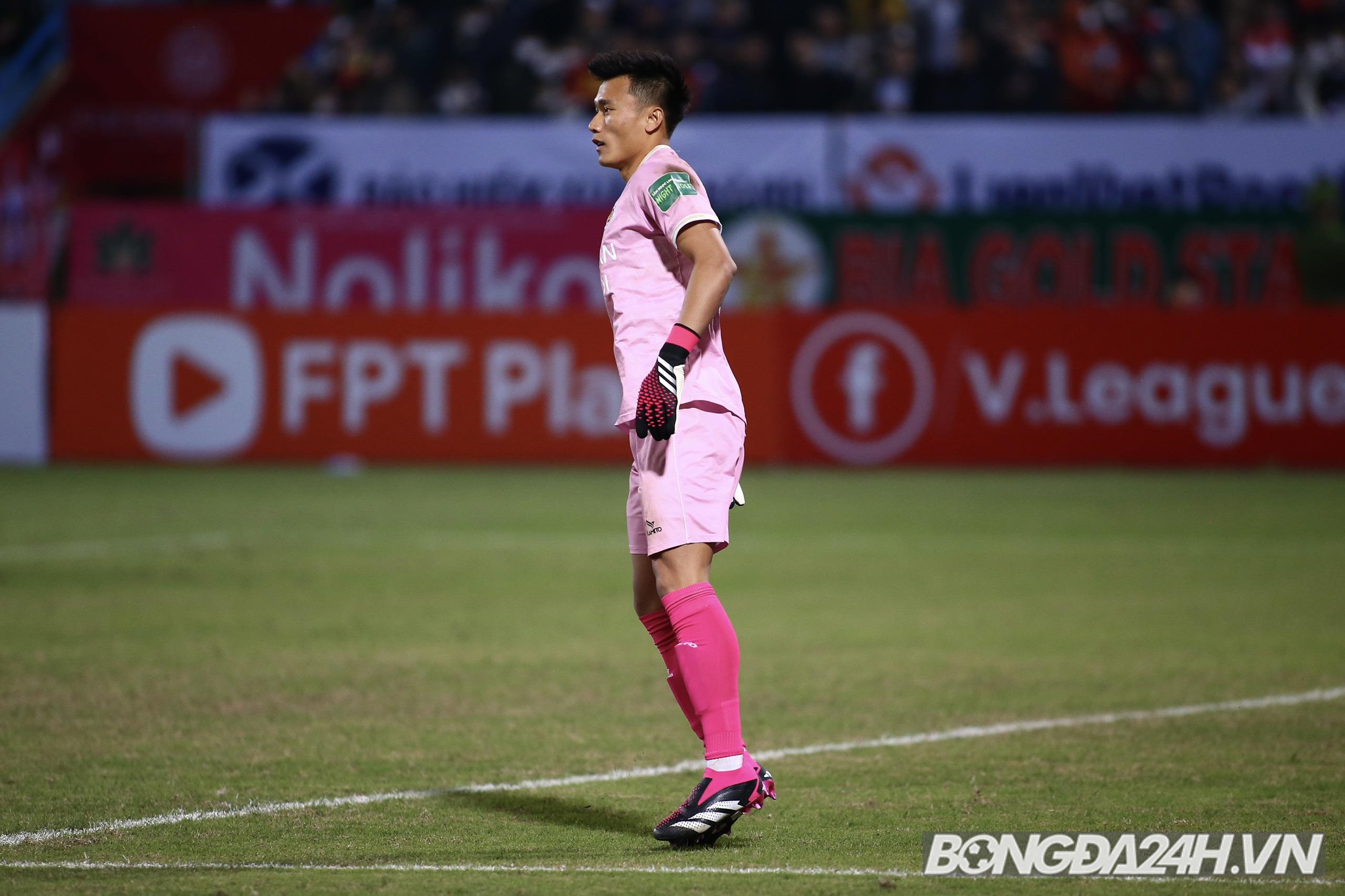 Bùi Tiến Dũng mặc áo đấu sai quy định, trận CAHN vs Viettel phải bắt đầu muộn 2