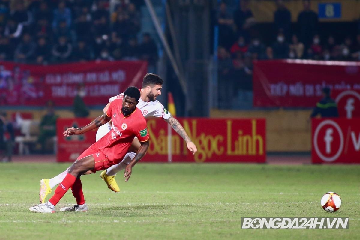 Cựu cầu thủ Arsenal ra mắt không suôn sẻ tại VLeague 5