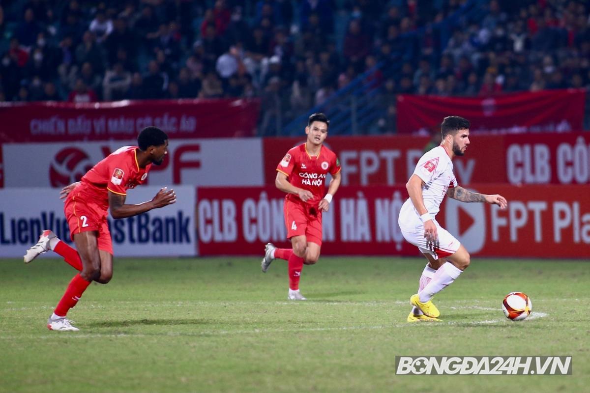 Cựu cầu thủ Arsenal ra mắt không suôn sẻ tại VLeague 6