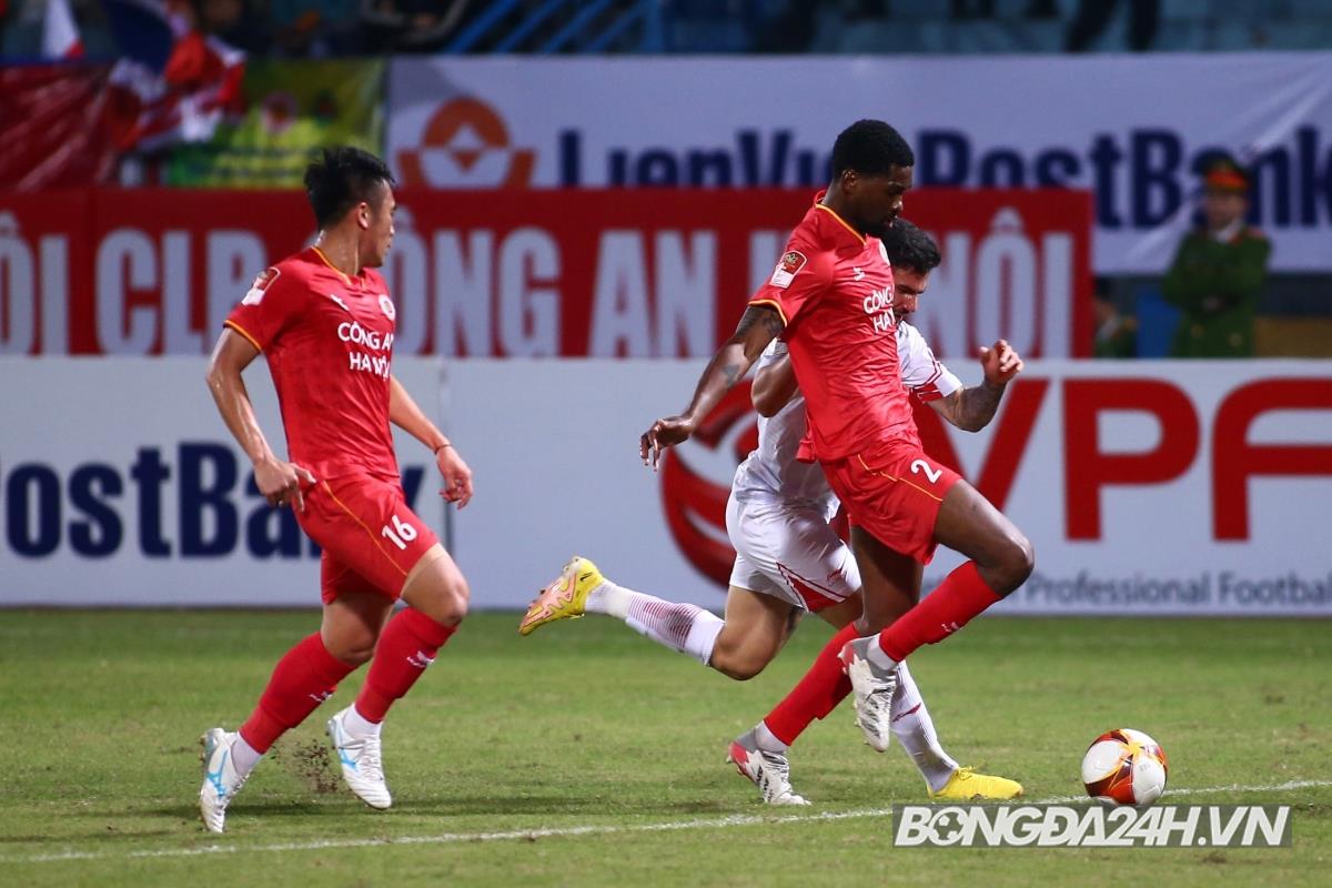 Cựu cầu thủ Arsenal ra mắt không suôn sẻ tại VLeague 8