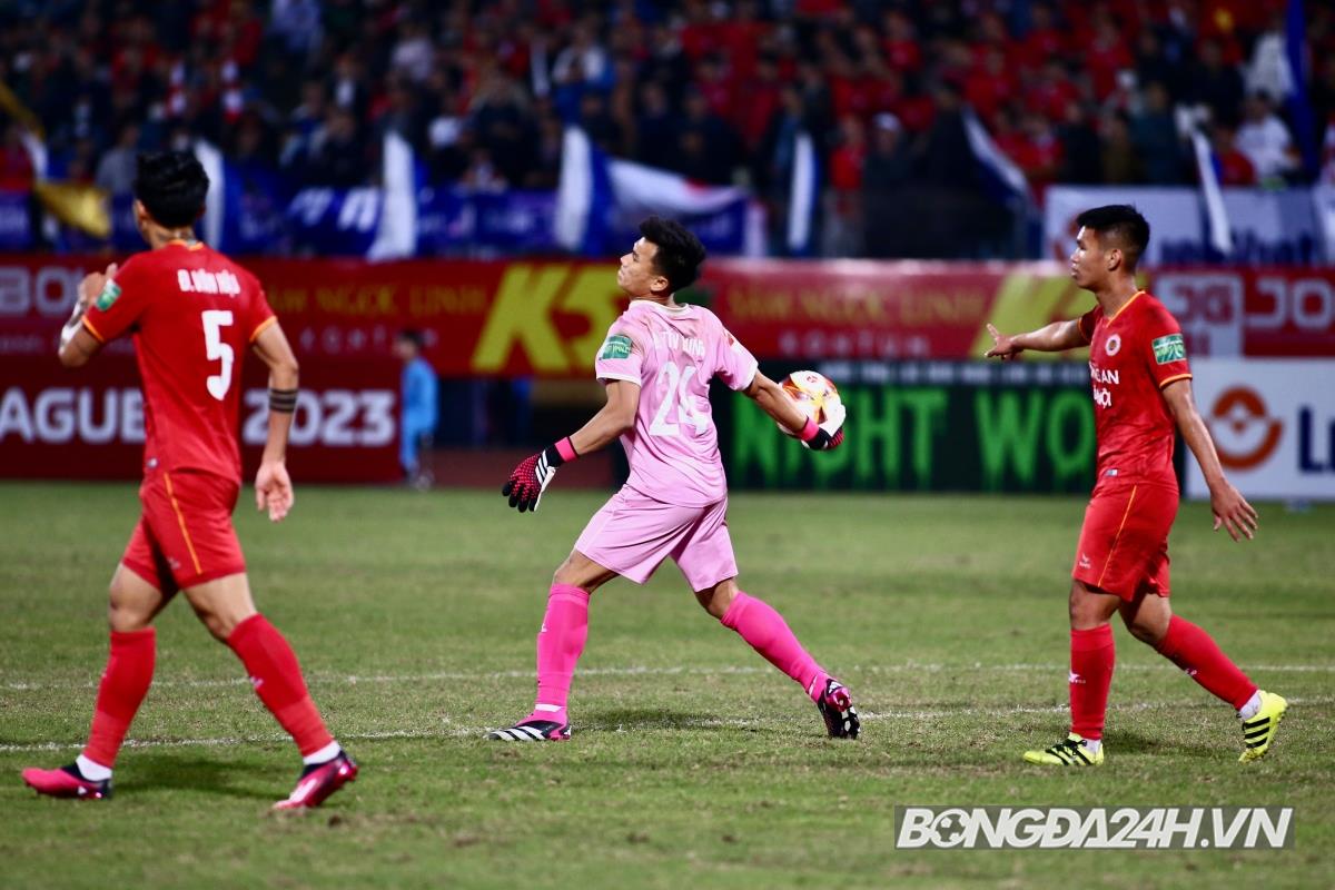 Cựu cầu thủ Arsenal ra mắt không suôn sẻ tại VLeague 3