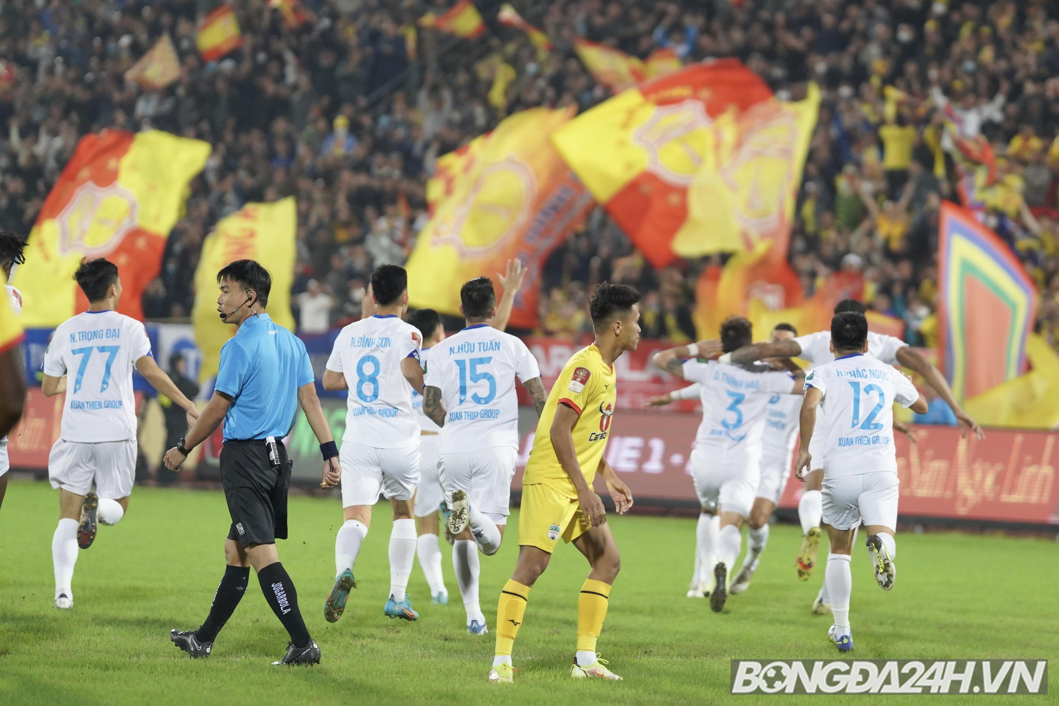 Niềm vui ngắn ngủi của Hồng Duy và Hữu Tuấn trong ngày đối đấu HAGL 2