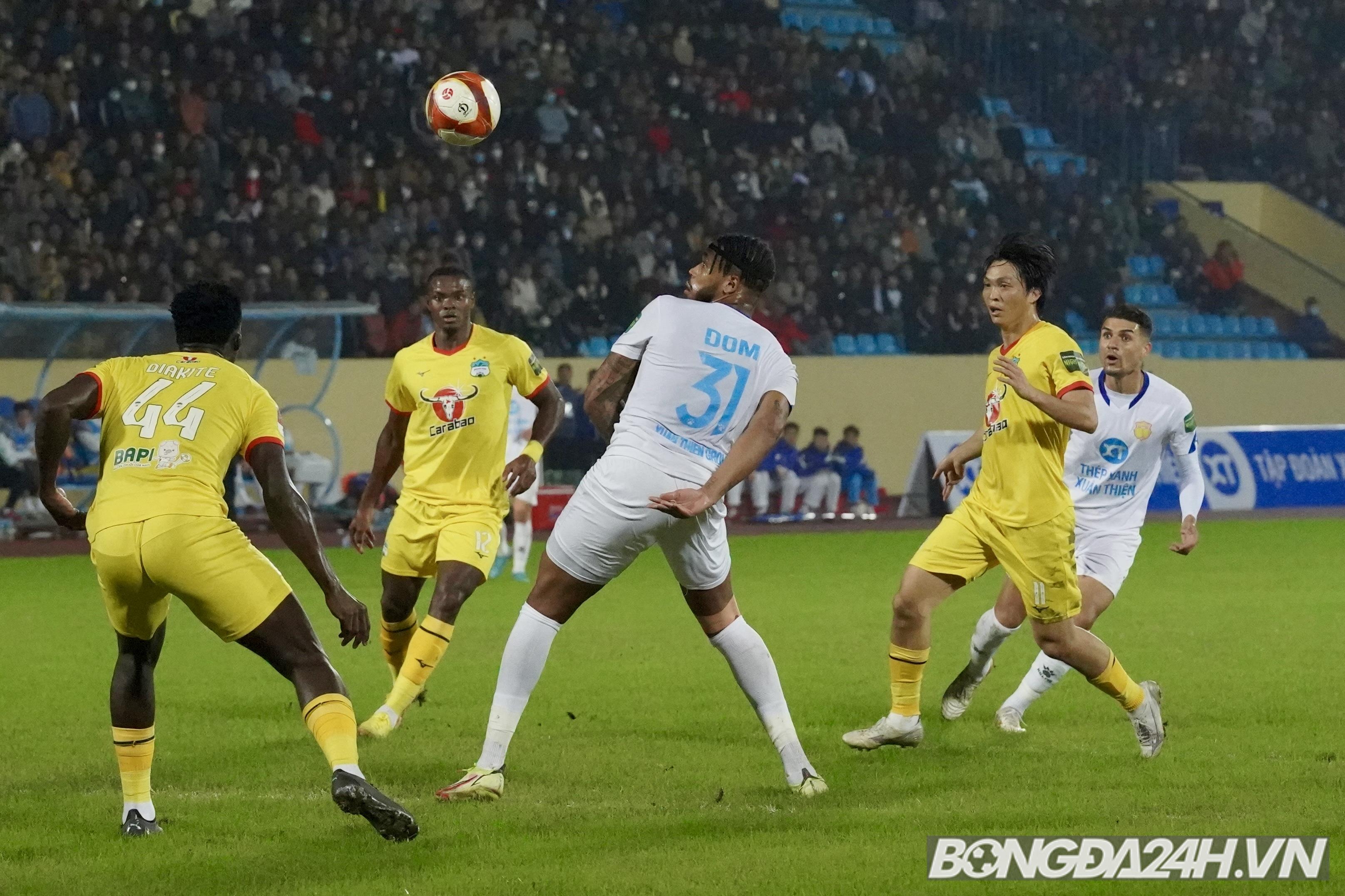 Niềm vui ngắn ngủi của Hồng Duy và Hữu Tuấn trong ngày đối đấu HAGL 3