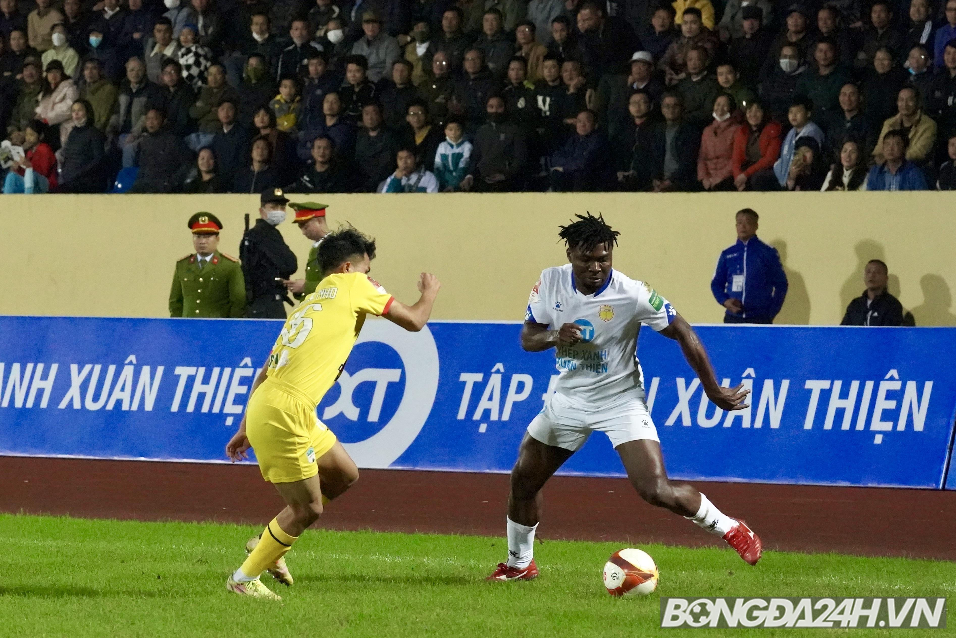 Niềm vui ngắn ngủi của Hồng Duy và Hữu Tuấn trong ngày đối đấu HAGL 7