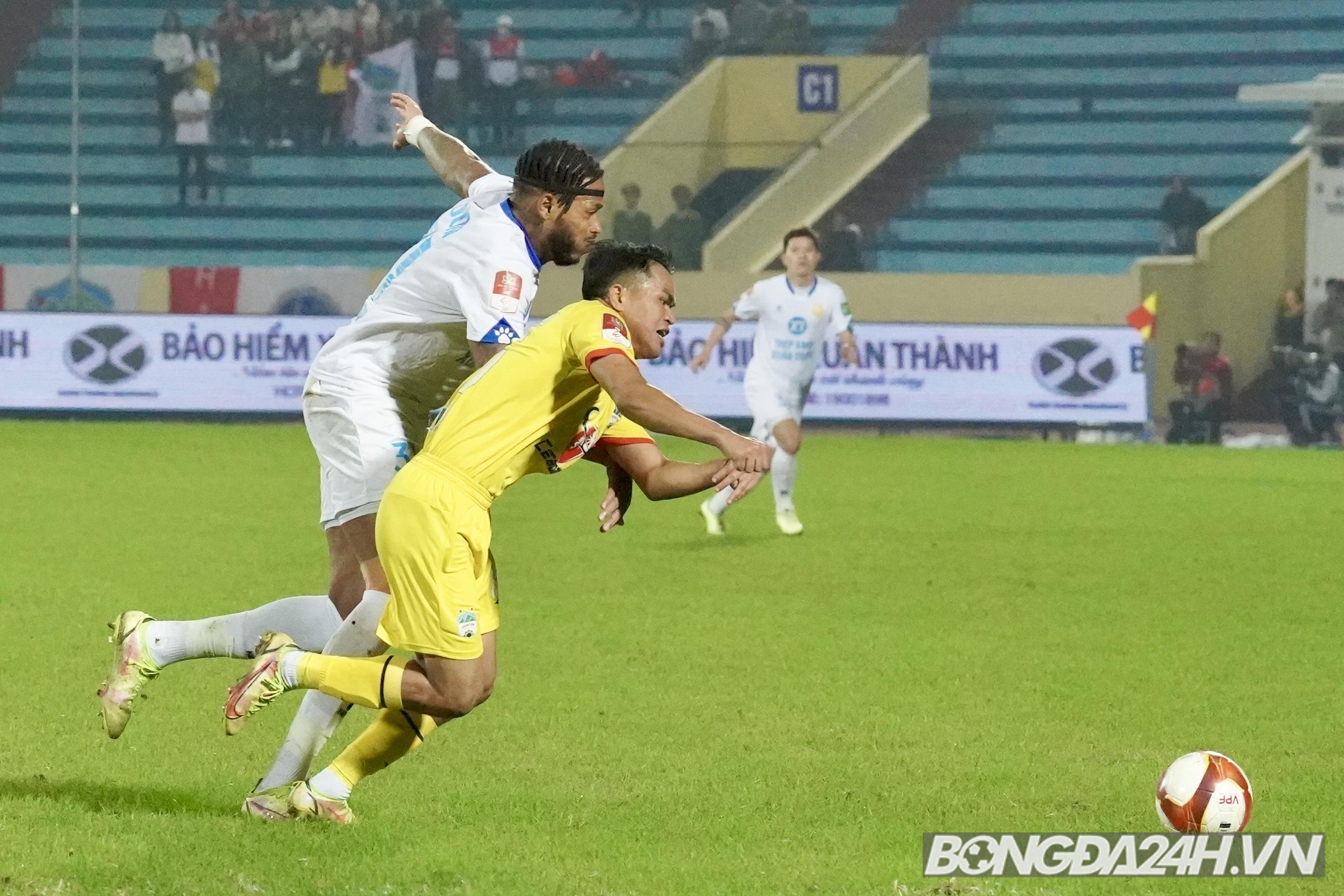 Niềm vui ngắn ngủi của Hồng Duy và Hữu Tuấn trong ngày đối đấu HAGL 5