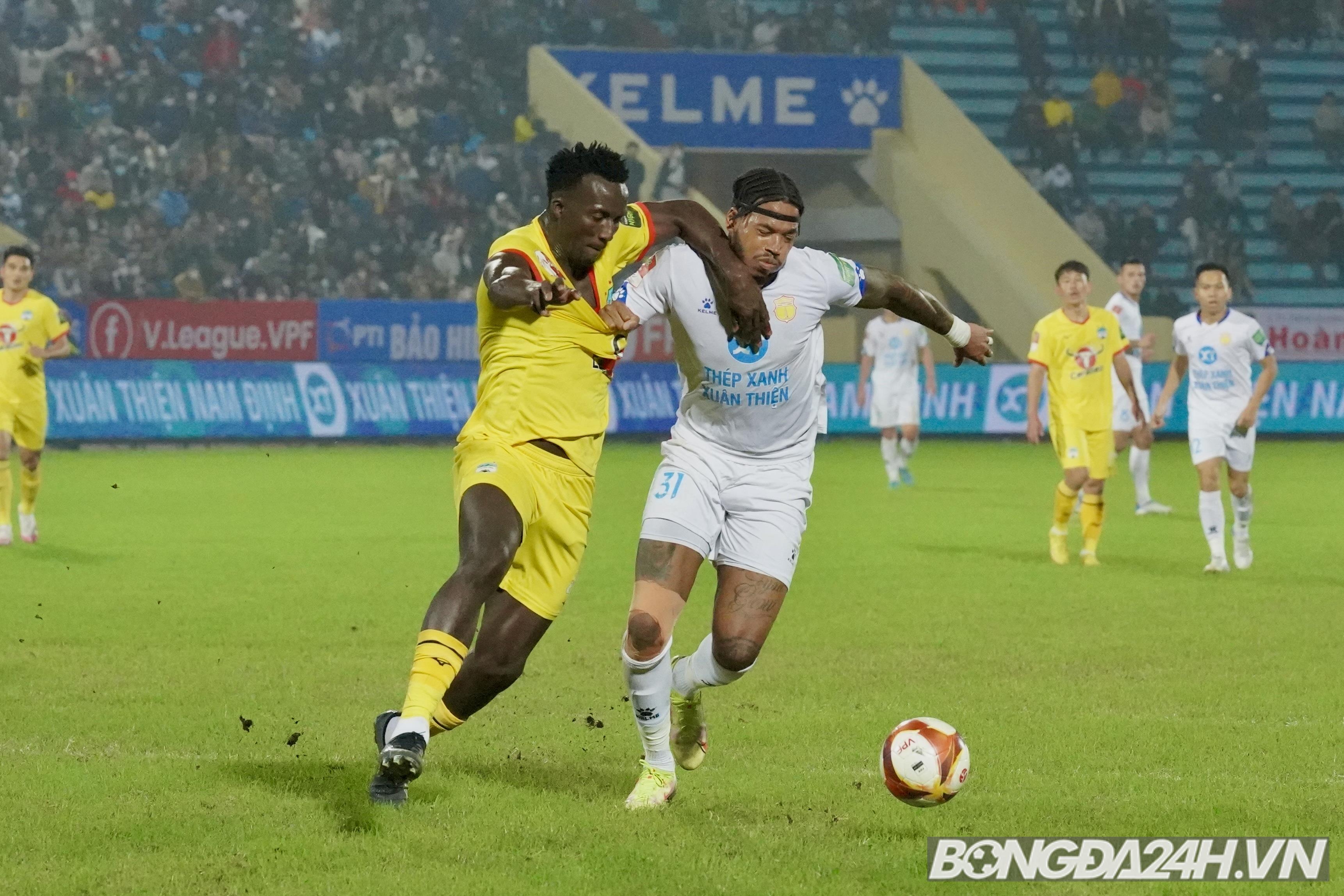 Niềm vui ngắn ngủi của Hồng Duy và Hữu Tuấn trong ngày đối đấu HAGL 4