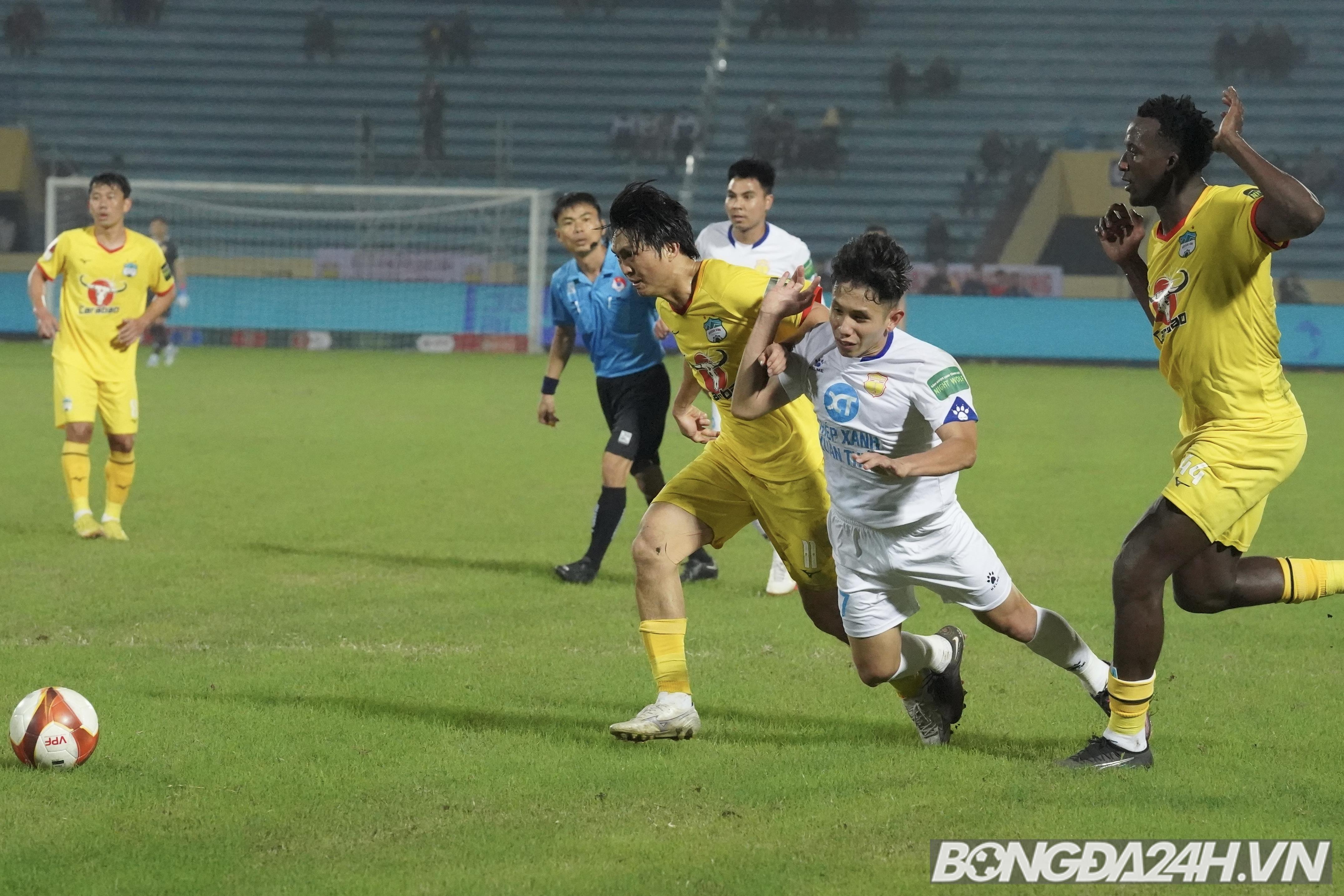 Niềm vui ngắn ngủi của Hồng Duy và Hữu Tuấn trong ngày đối đấu HAGL 8