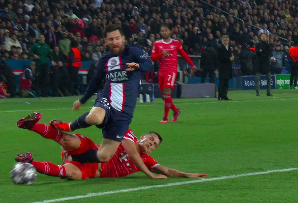 Chơi xấu Messi, Pavard chấp nhận lĩnh thẻ đỏ để trở thành người hùng Bayern 2