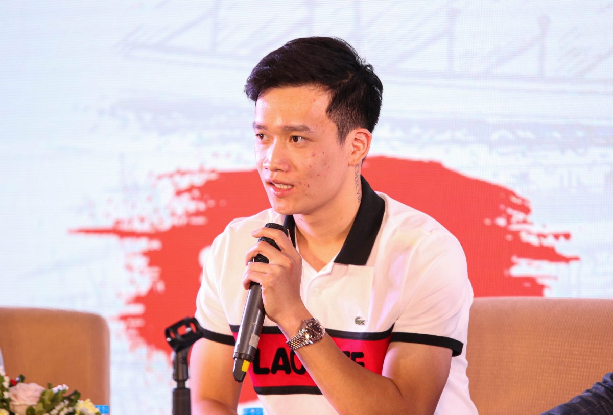 Cận cảnh cổ chân của Hoàng Đức Can canh co chan cua Hoang duc