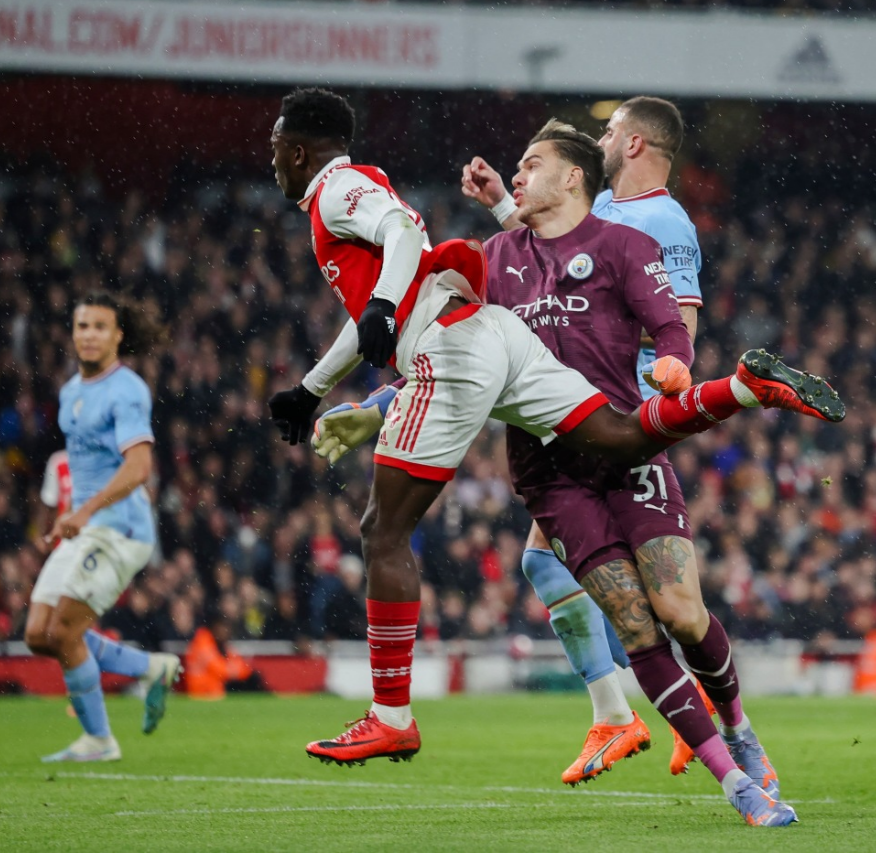 Tranh cãi dữ dội về quả 11m của Arsenal trước Man City 2