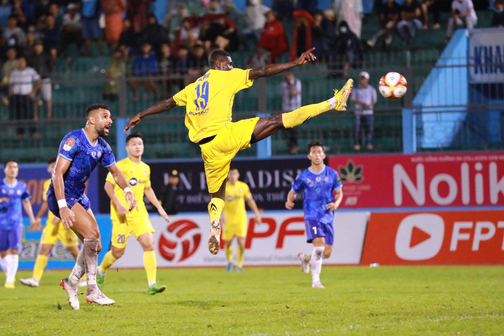 Ngoại binh SLNA kung-fu ghi bàn như Ibrahimovic 1 Ngoại binh SLNA kung-fu ghi bàn như Ibrahimovic 1