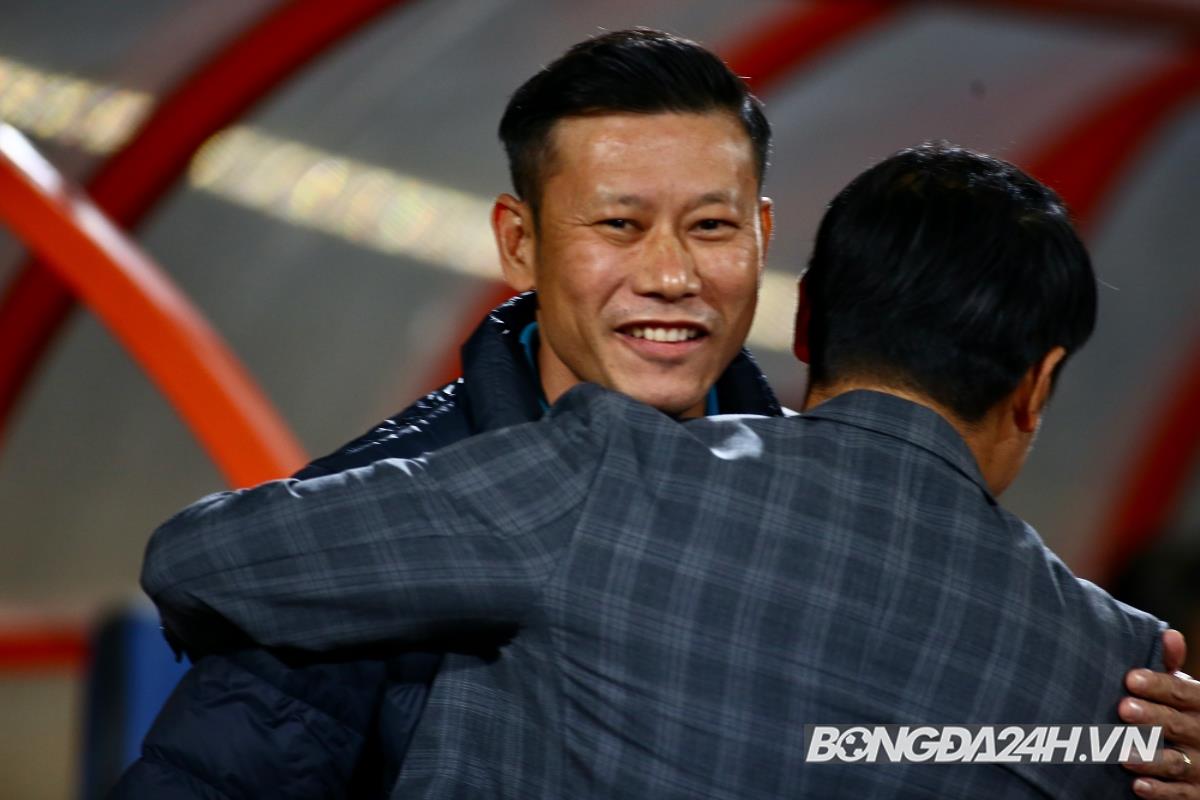 HLV Thach Bao Khanh va HLV Vu Hong Viet chao hoi nhau truoc tran