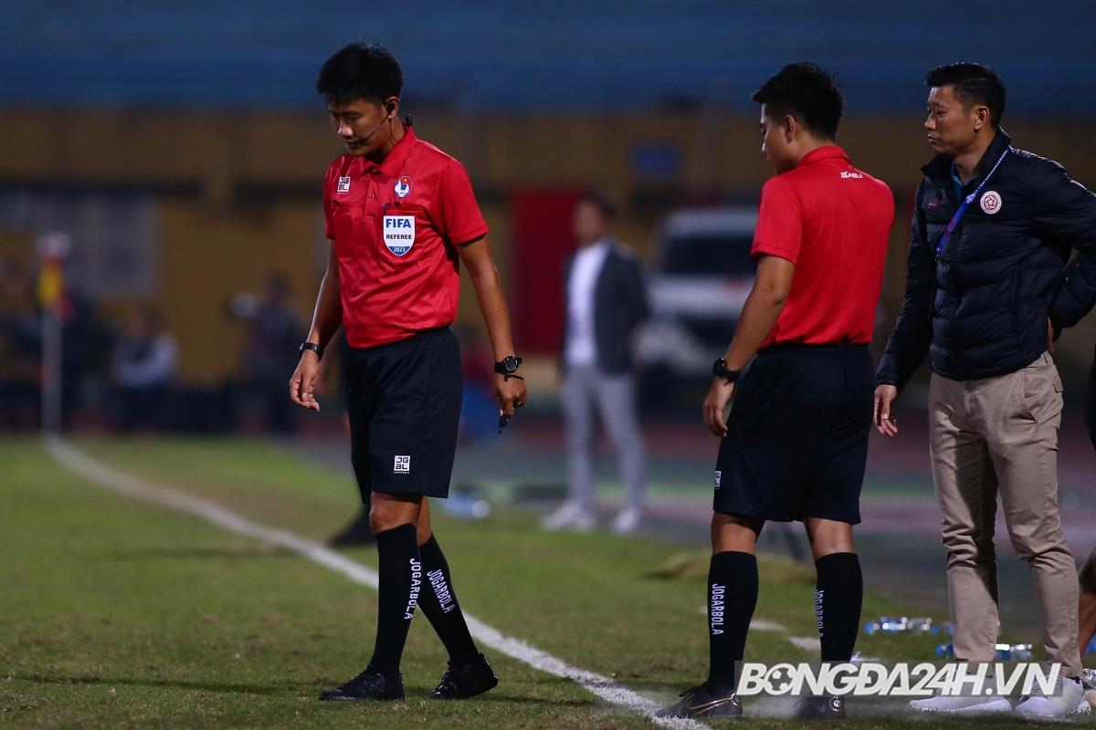 Sự cố hy hữu Trọng tài chấn thương trong trận Viettel vs Nam Định 2