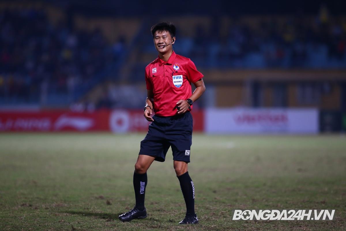 Trong tai Manh Hai chan thuong Viettel vs Nam dinh 19/2