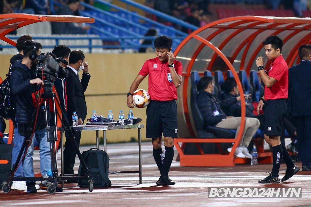 Sự cố hy hữu Trọng tài chấn thương trong trận Viettel vs Nam Định 5