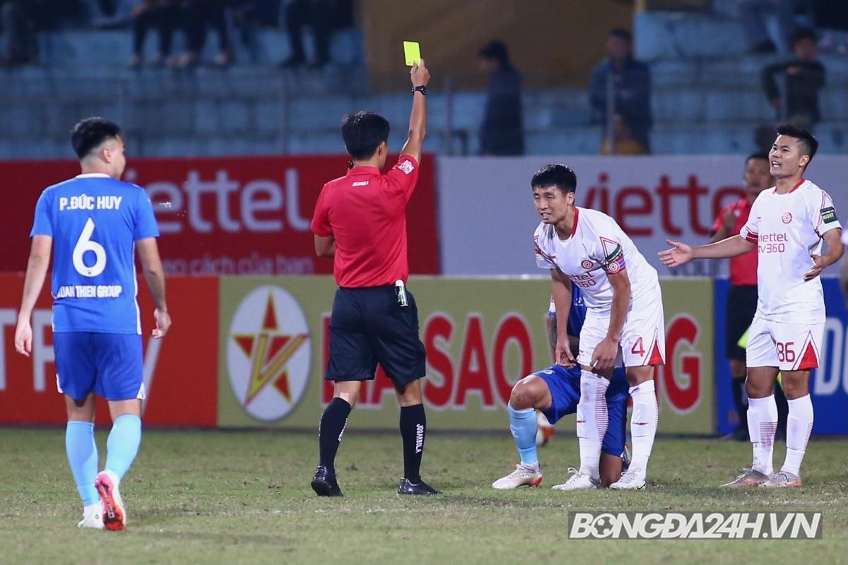 Sự cố hy hữu Trọng tài chấn thương trong trận Viettel vs Nam Định 7