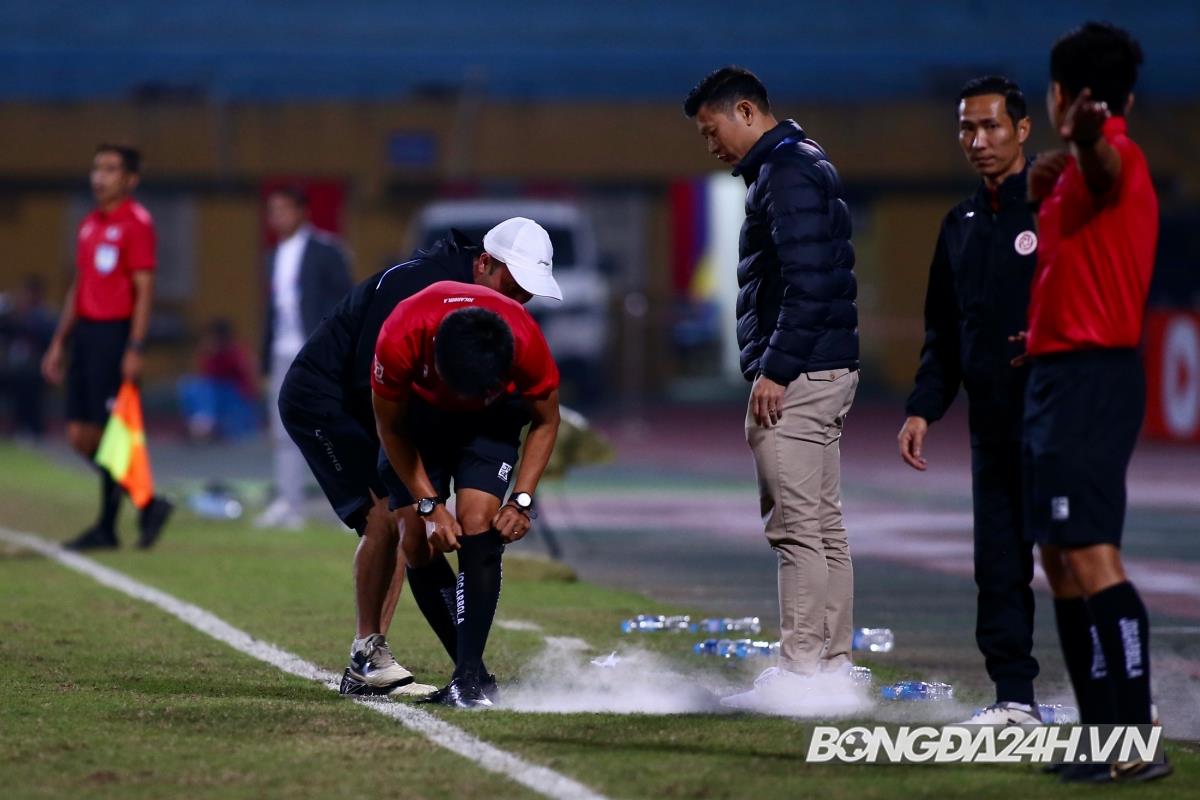 Sự cố hy hữu Trọng tài chấn thương trong trận Viettel vs Nam Định 1