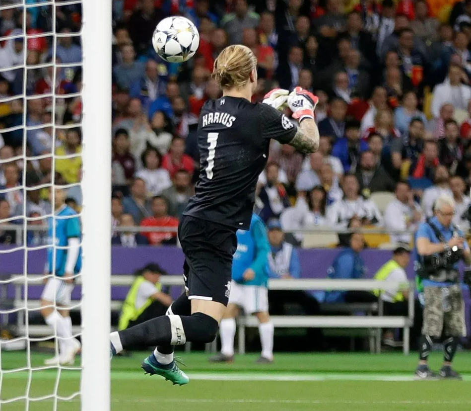 Alisson và những thủ môn từng mắc sai lầm trước Real ở Champions League 4
