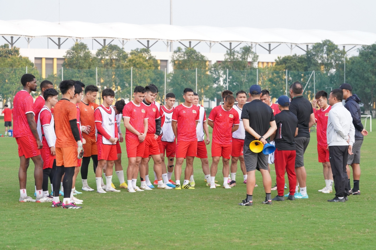 CLB CAHN tro lai tap luyen