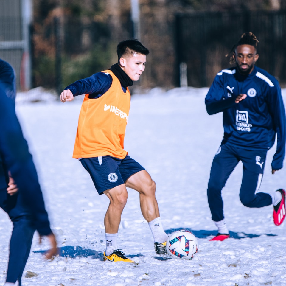 Quang Hải tập luyện trên tuyết cùng đồng đội 1