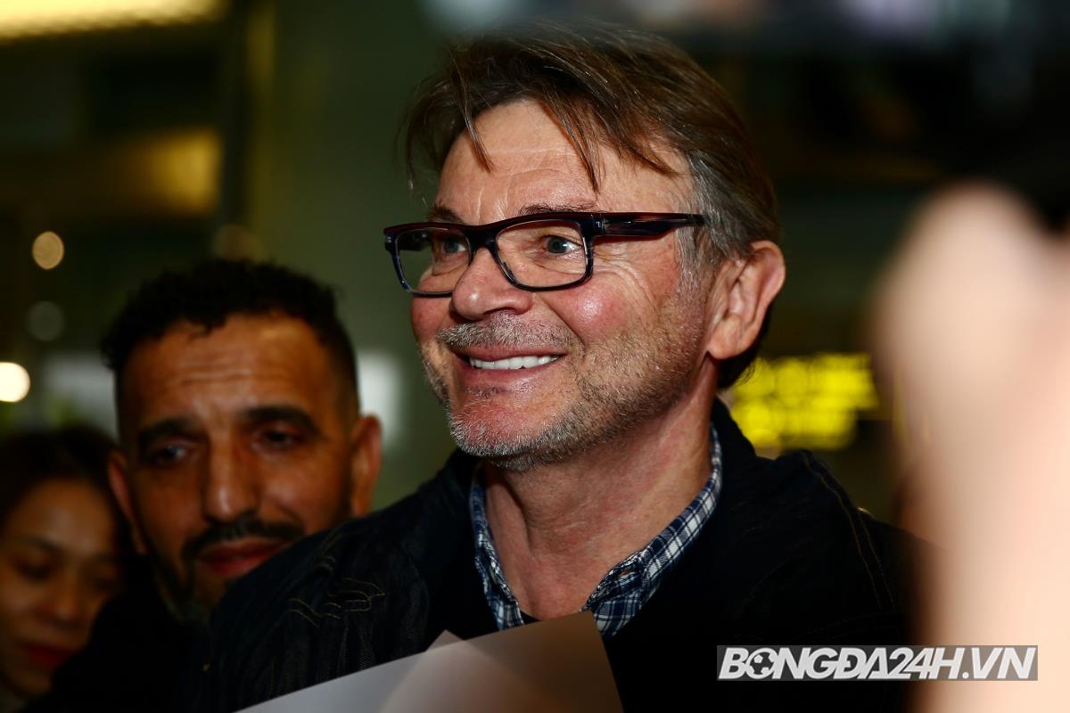 Philippe Troussier hạ cánh tới Việt Nam sáng 26/2 Philippe Troussier ha canh toi Viet Nam sang 26/2