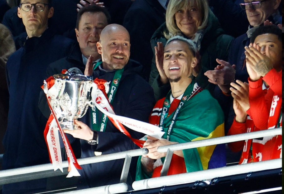 Erik ten Hag trở thành HLV người Hà Lan đầu tiên vô địch cúp Liên đoàn Anh. Cựu HLV Ajax đang thay đổi hoàn toàn Quỷ đỏ. CĐV MU hy vọng những hình ảnh như thế này sẽ tiếp tục xuất hiện trong thời gian còn lại của mùa giải. Erik ten Hag tro thanh HLV nguoi Ha Lan dau tien vo dich cup Lien doan Anh. Cuu HLV Ajax dang thay doi hoan toan Quy do. CdV MU hy vong nhung hinh anh nhu the nay se tiep tuc xuat hien trong thoi gian con lai cua mua giai.