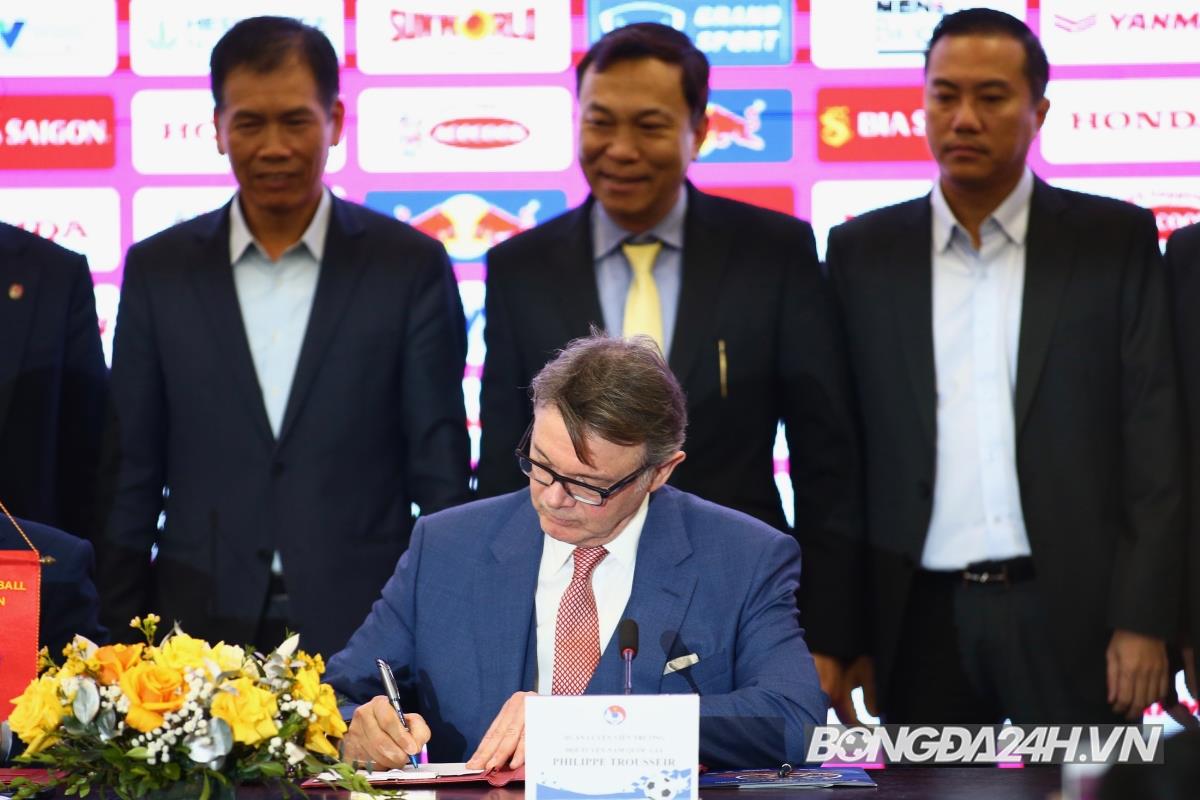 Thách thức chờ đón HLV Philippe Troussier 1