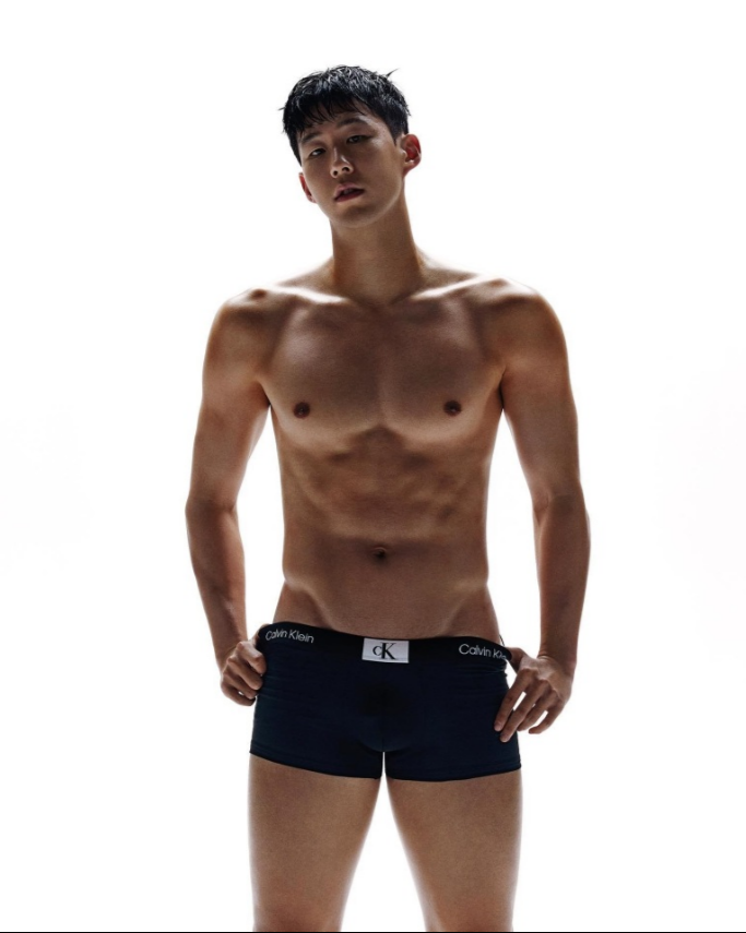 Son Heung-min khoe body cực khủng 7