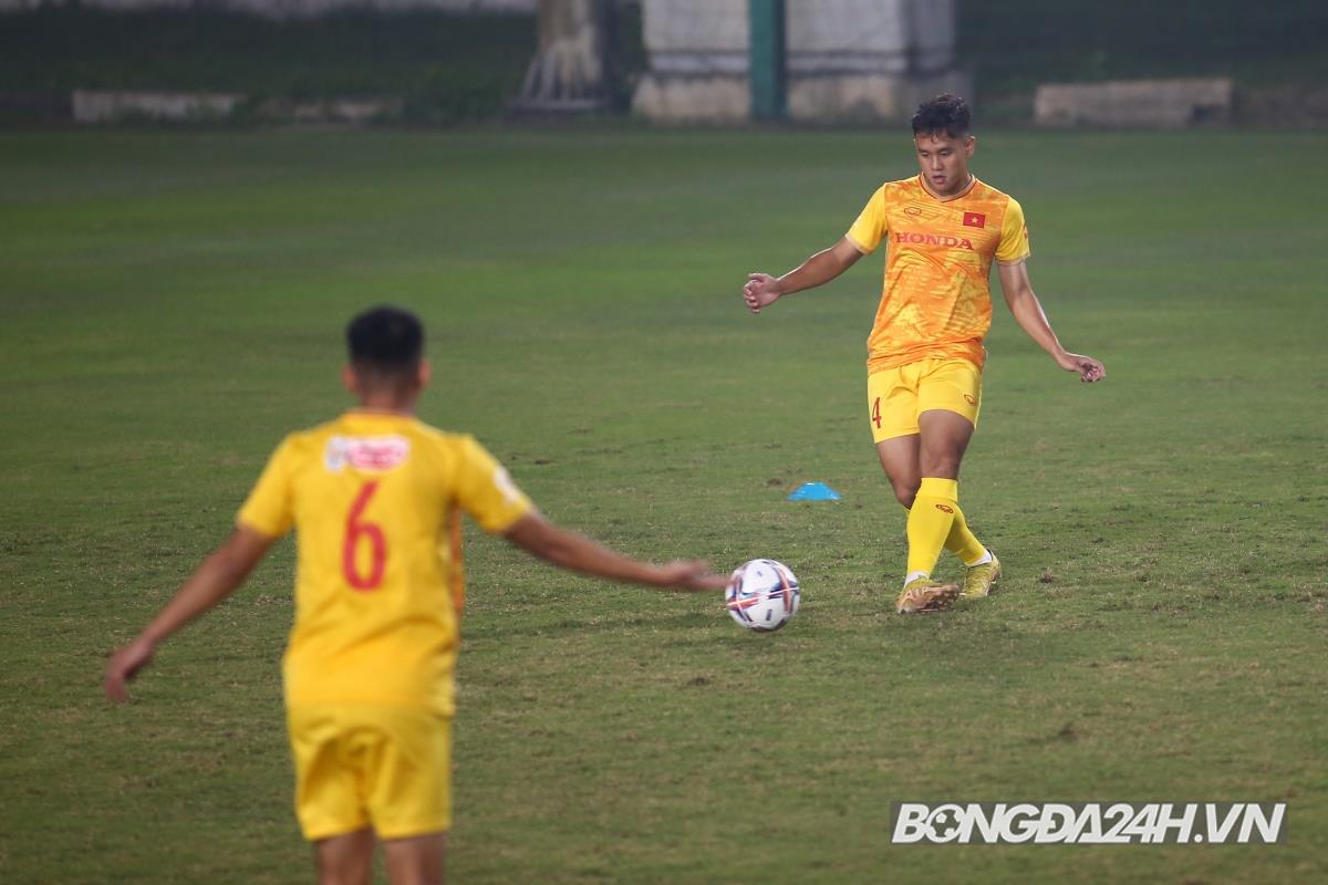 Buoi tap dau tien 1/3 cua U23 Viet Nam dien ra toi nua dem