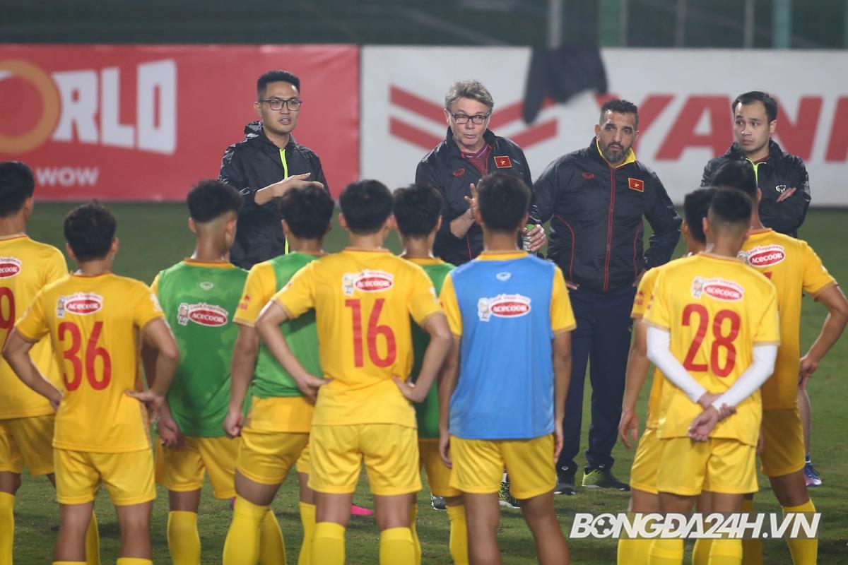 Buoi tap dau tien 1/3 cua U23 Viet Nam dien ra toi nua dem