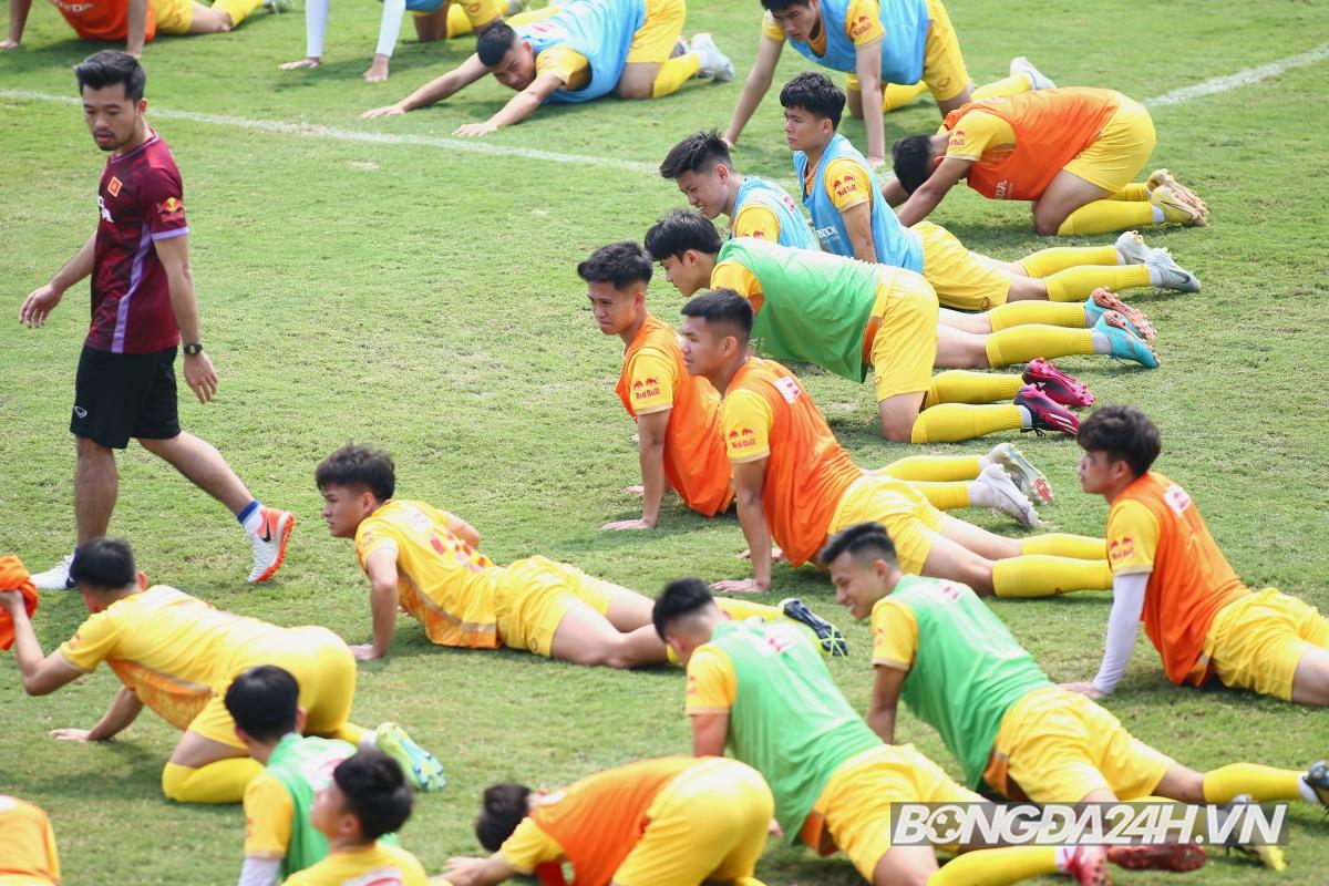 HLV Troussier tiếp tục hướng dẫn tỉ mỉ U23 Việt Nam trong buổi tập 2