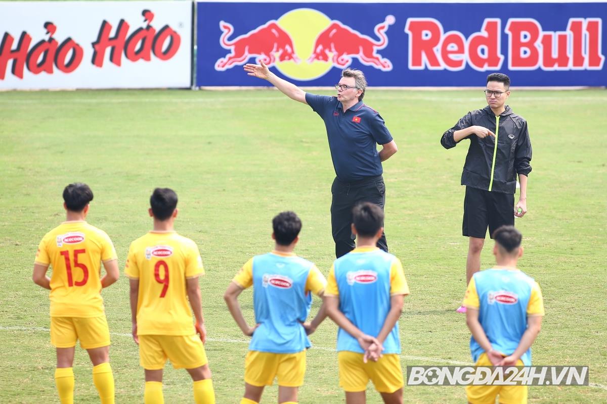 HLV Troussier tiếp tục hướng dẫn tỉ mỉ U23 Việt Nam trong buổi tập 5