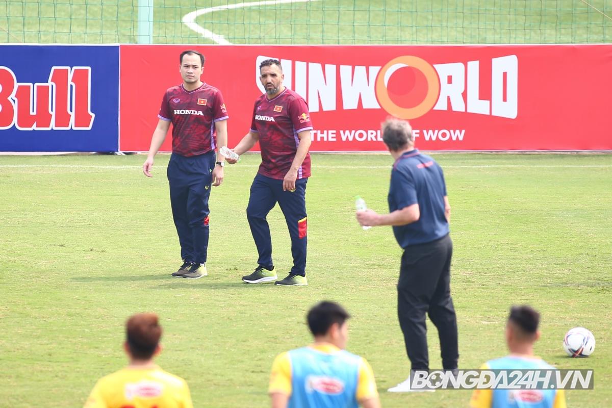 HLV Troussier tiếp tục hướng dẫn tỉ mỉ U23 Việt Nam trong buổi tập 6