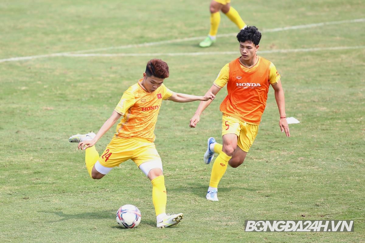 HLV Troussier tiếp tục hướng dẫn tỉ mỉ U23 Việt Nam trong buổi tập 3