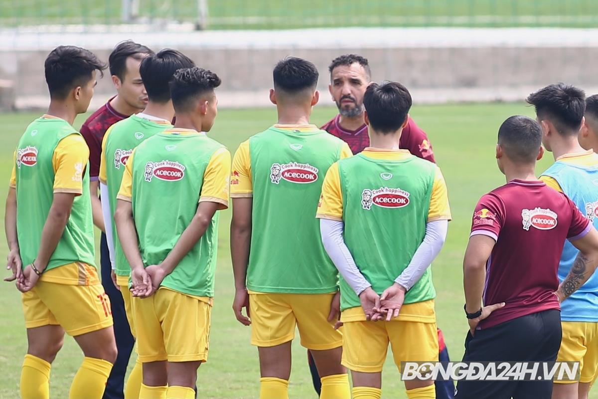 HLV Troussier tiếp tục hướng dẫn tỉ mỉ U23 Việt Nam trong buổi tập 4