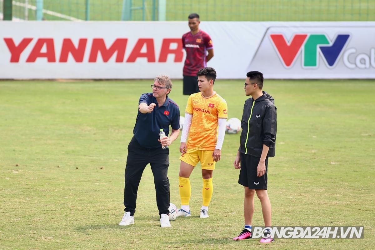 HLV Troussier tiếp tục hướng dẫn tỉ mỉ U23 Việt Nam trong buổi tập 7