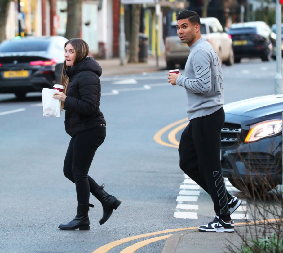 Casemiro uống cafe, đi dạo cùng vợ trước trận đánh lớn 2