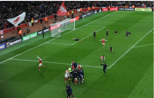 Cầu thủ dự bị và BHL Arsenal tràn vào sân ăn mừng Cau thu du bi va BHL Arsenal tran vao san an mung