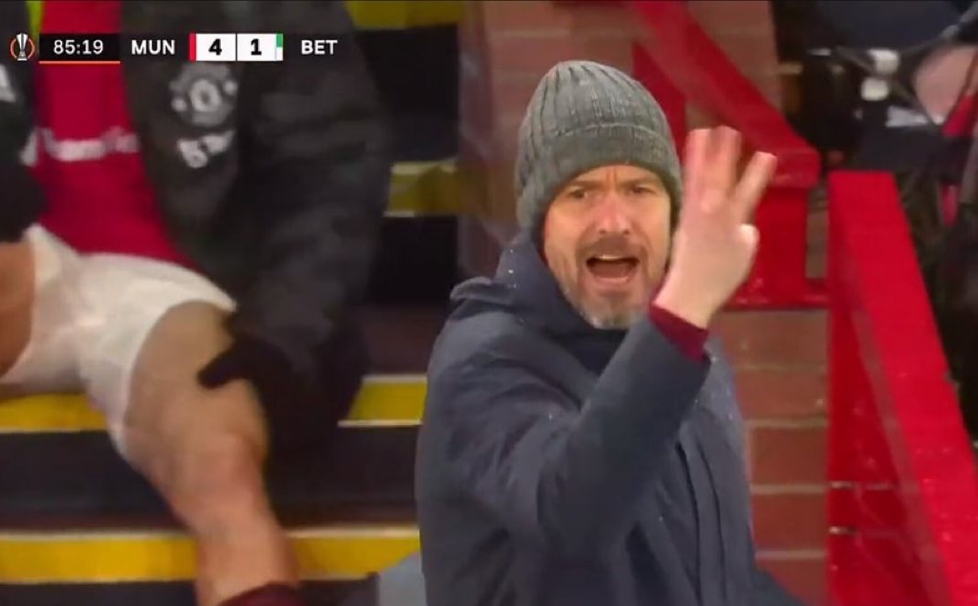 Hình ảnh hài hước nhất của HLV Erik ten Hag trận thắng Betis Hinh anh hai huoc nhat cua HLV Erik ten Hag tran thang Betis