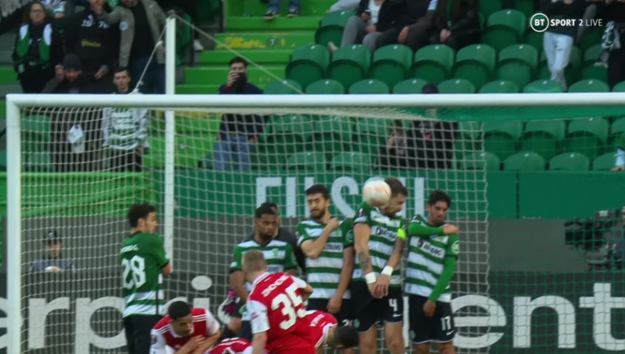 Oleksandr Zinchenko sút bóng vào mặt đối phương để trả thù 2