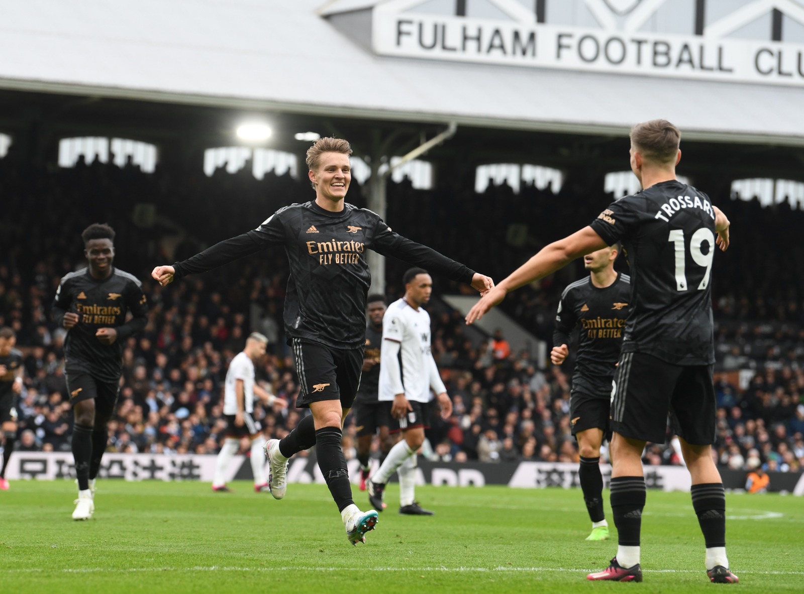 Martin Odegaard  nang ty so len 3-0 cho Arsenal