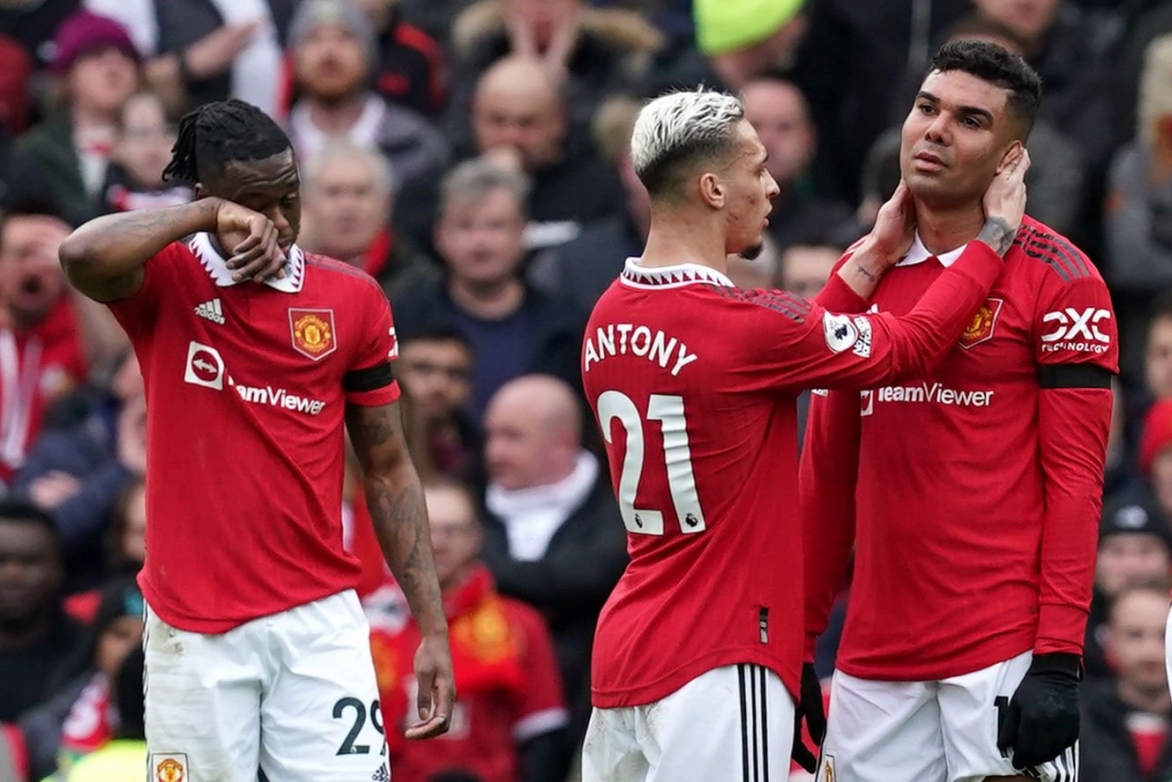 Casemiro nhận thẻ đỏ Casemiro nhan the do