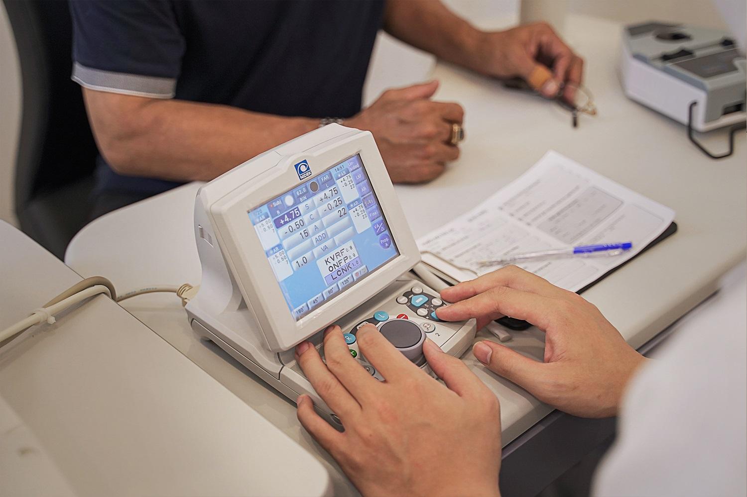 An tâm với dịch vụ đo, cắt kính cận tại Kính Hải Triều 2