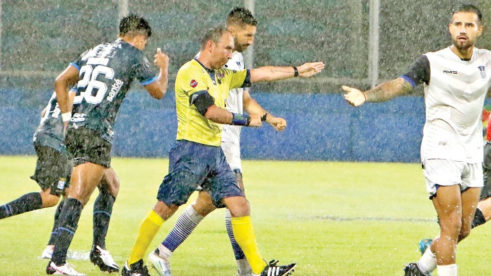 Trong tai Julio Gutierrez bi dinh chi vo thoi han