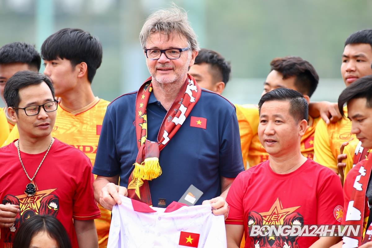 HLV Troussier nhận quà từ hội CĐV 17/3 HLV Troussier nhan qua tu hoi CdV 17/3