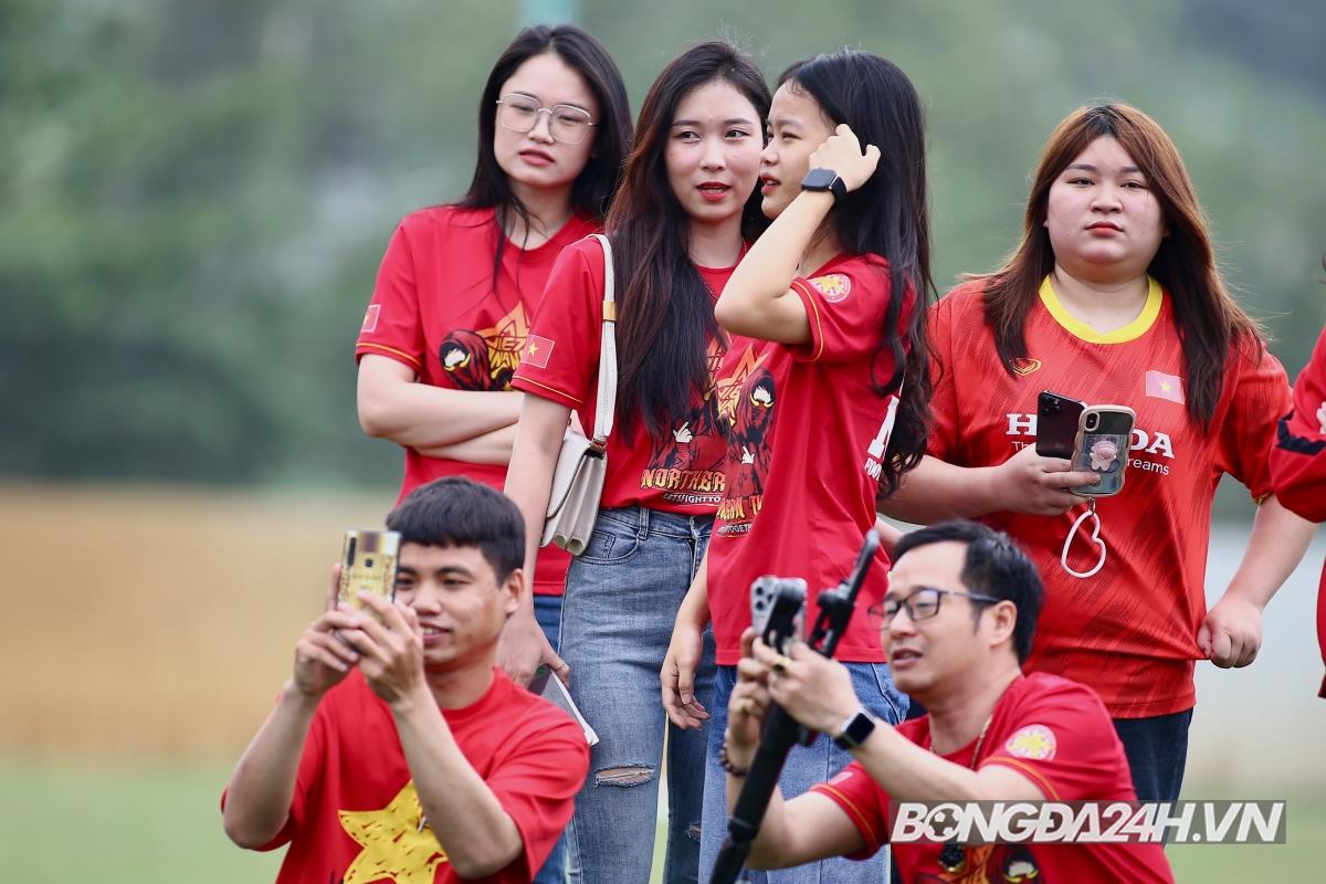 HLV Troussier nhận quà trước ngày U23 Việt Nam lên đường 2 HLV Troussier nhận quà trước ngày U23 Việt Nam lên đường 2