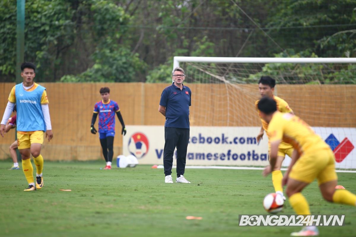 HLV Troussier nhận quà trước ngày U23 Việt Nam lên đường 4 HLV Troussier nhận quà trước ngày U23 Việt Nam lên đường 4