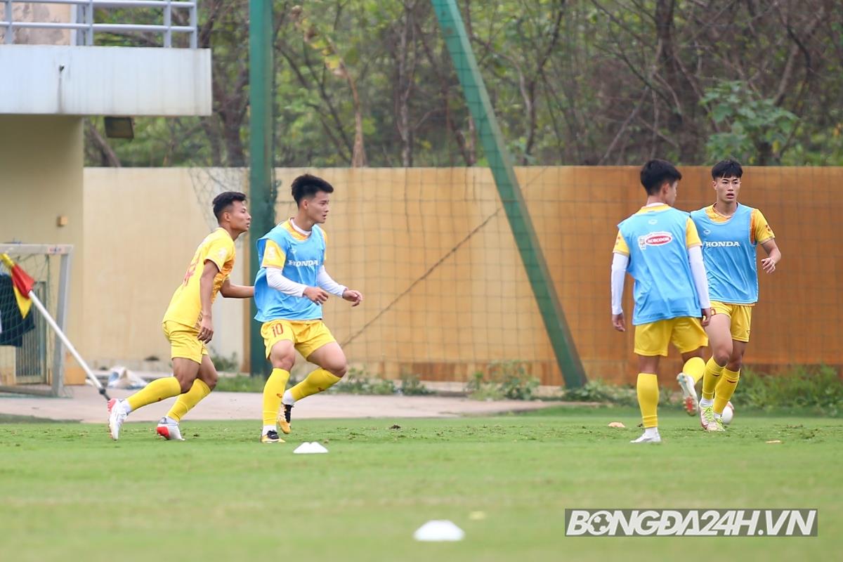 HLV Troussier nhận quà trước ngày U23 Việt Nam lên đường 5 HLV Troussier nhận quà trước ngày U23 Việt Nam lên đường 5