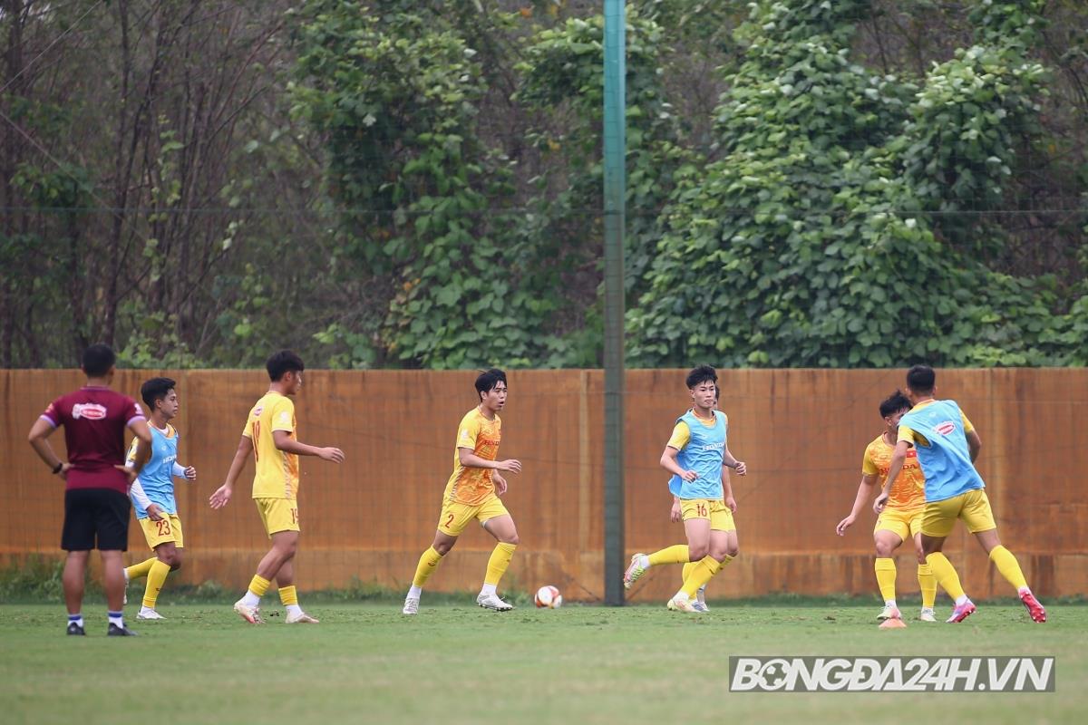 HLV Troussier nhận quà trước ngày U23 Việt Nam lên đường 6 HLV Troussier nhận quà trước ngày U23 Việt Nam lên đường 6